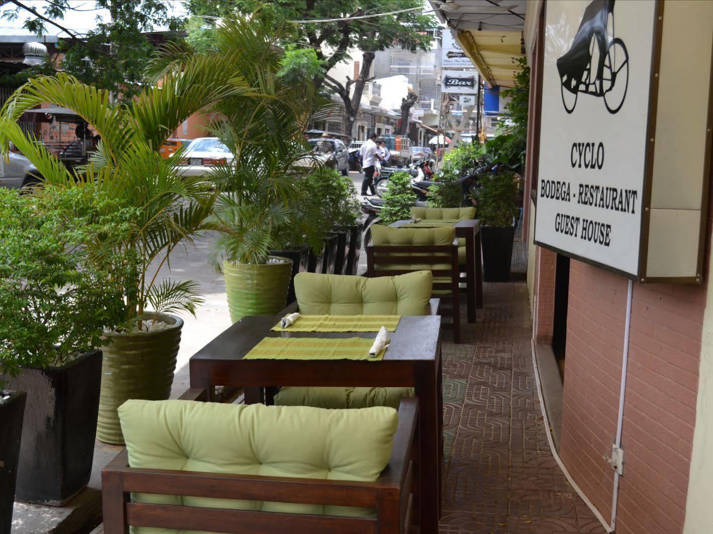 Cyclo Hotel-Bar-Restaurant Phnom Penh Exterior photo