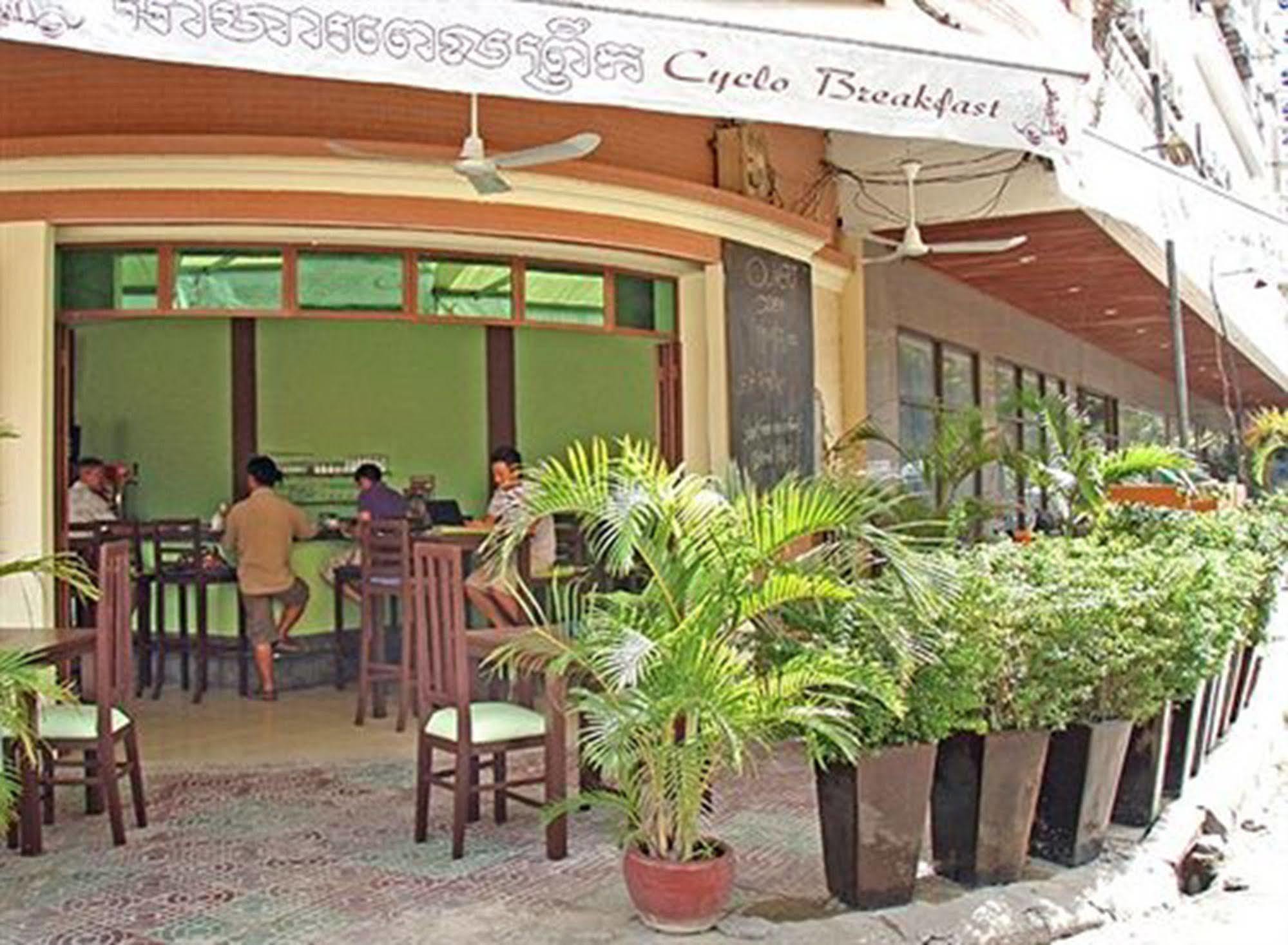 Cyclo Hotel-Bar-Restaurant Phnom Penh Exterior photo