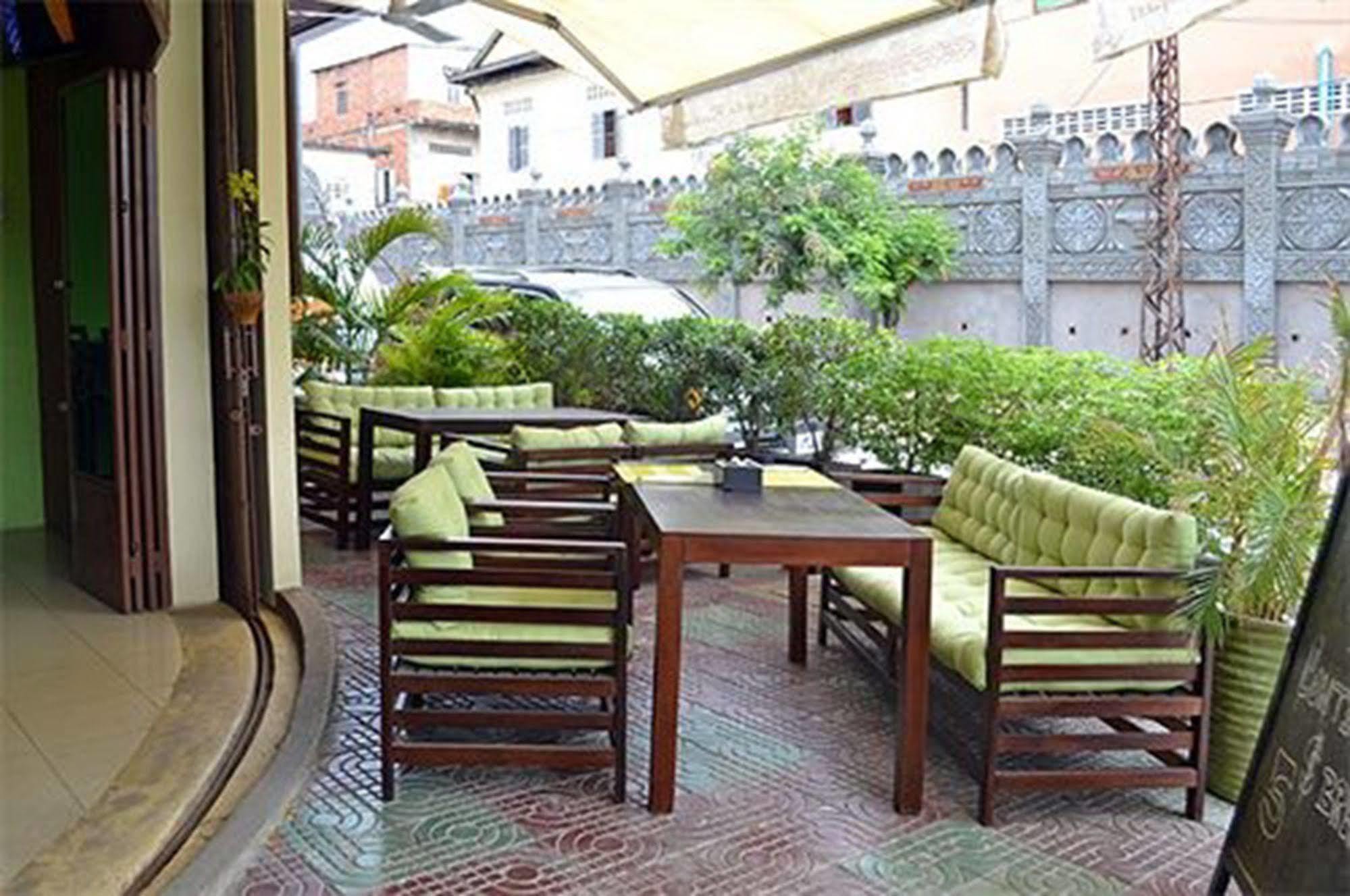 Cyclo Hotel-Bar-Restaurant Phnom Penh Exterior photo