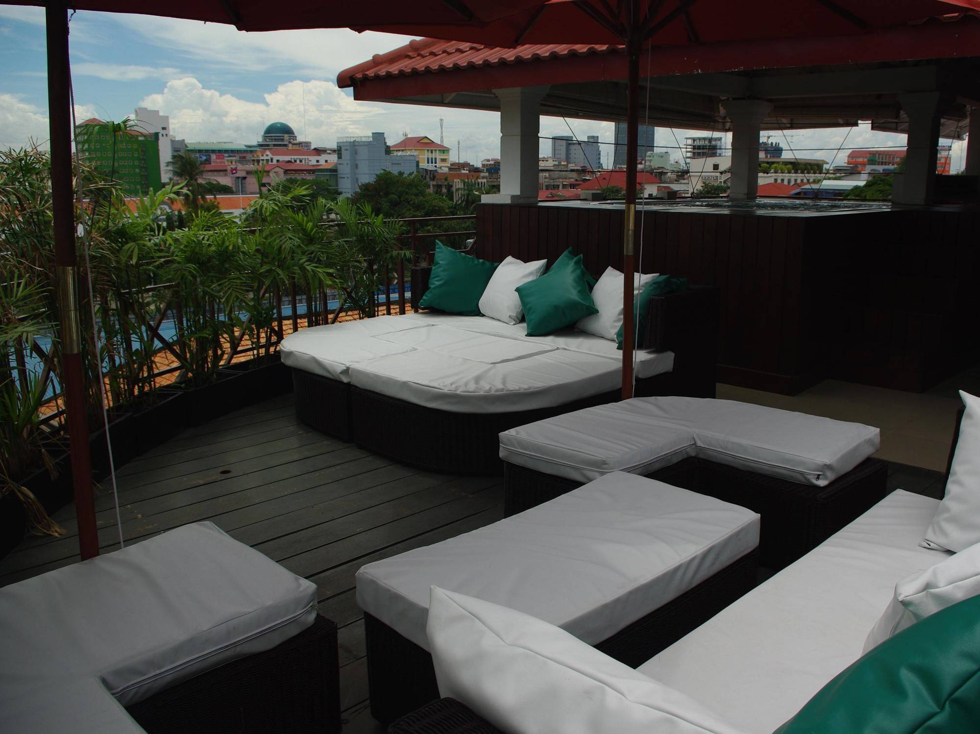 Cyclo Hotel-Bar-Restaurant Phnom Penh Exterior photo