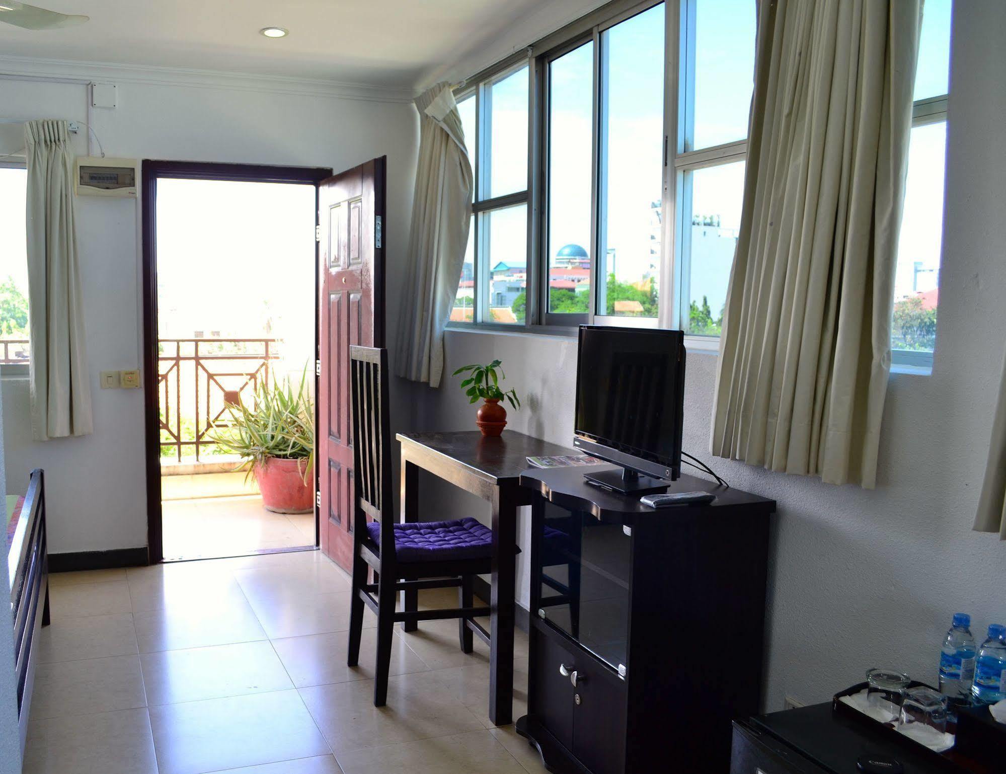 Cyclo Hotel-Bar-Restaurant Phnom Penh Exterior photo