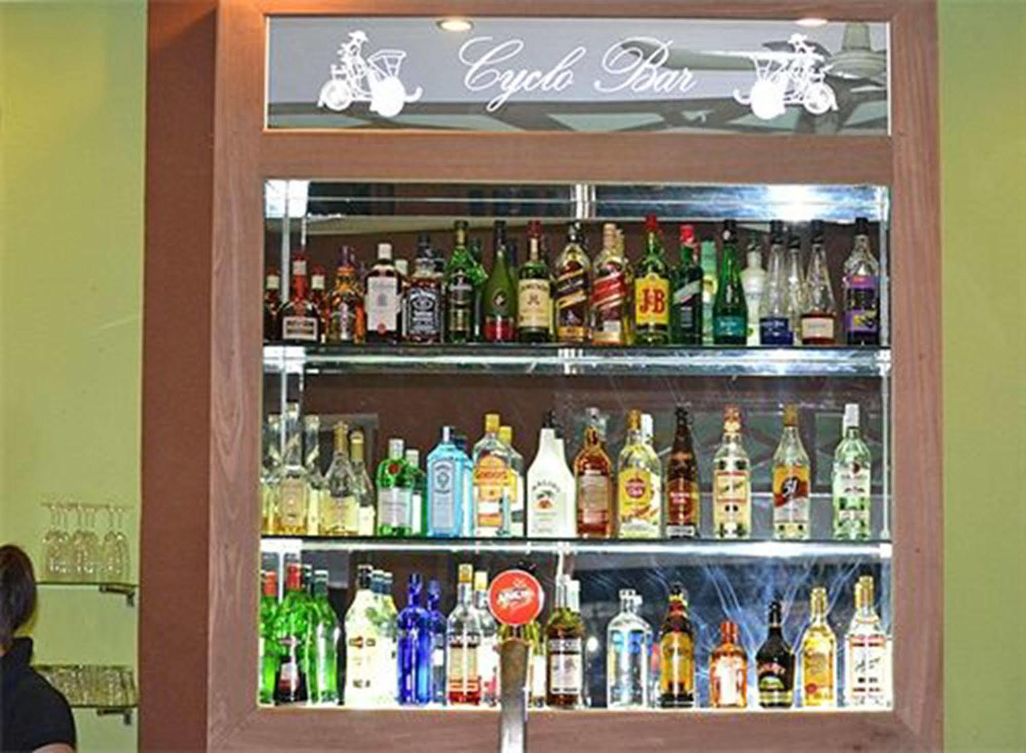 Cyclo Hotel-Bar-Restaurant Phnom Penh Exterior photo