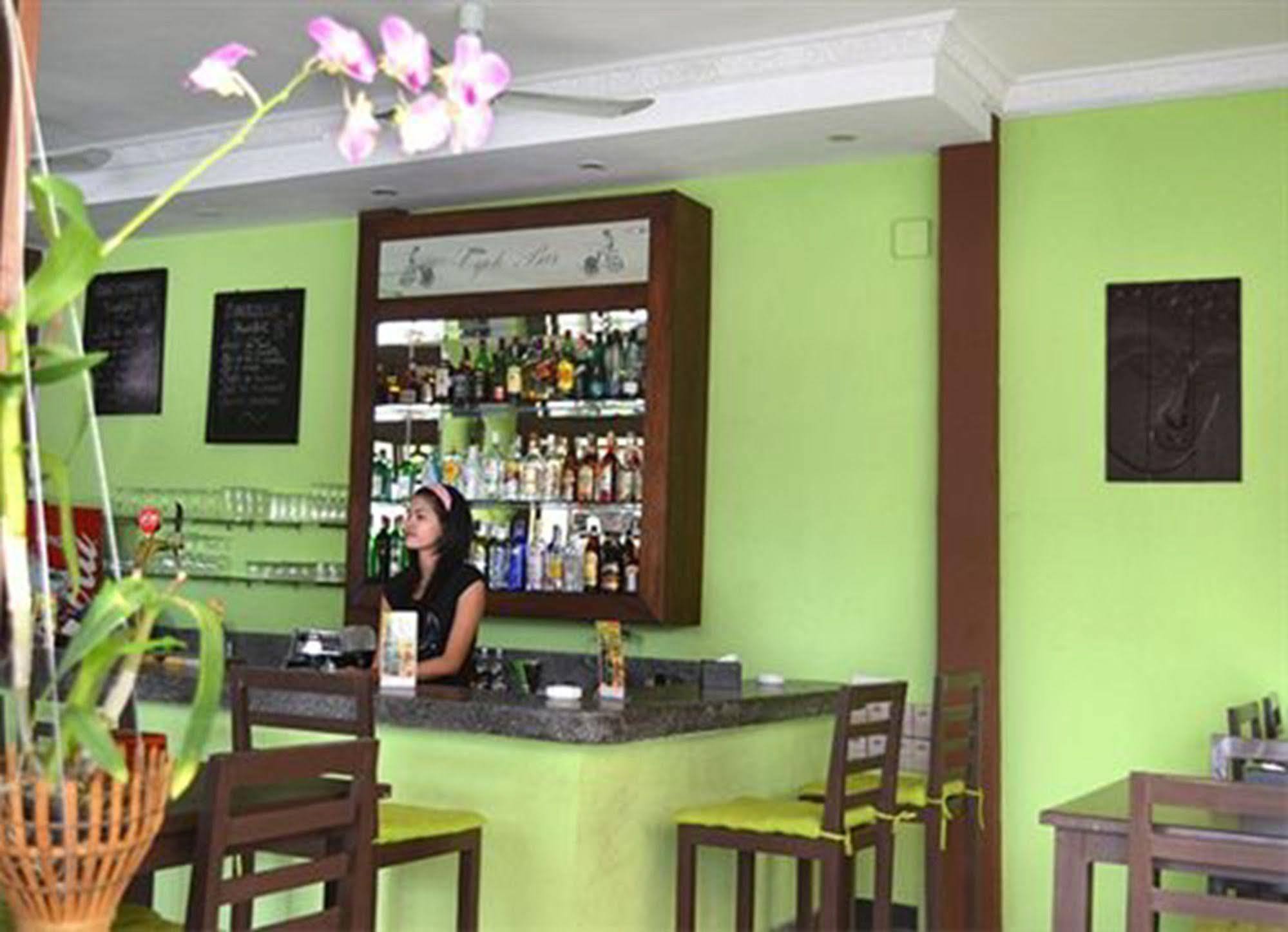 Cyclo Hotel-Bar-Restaurant Phnom Penh Exterior photo