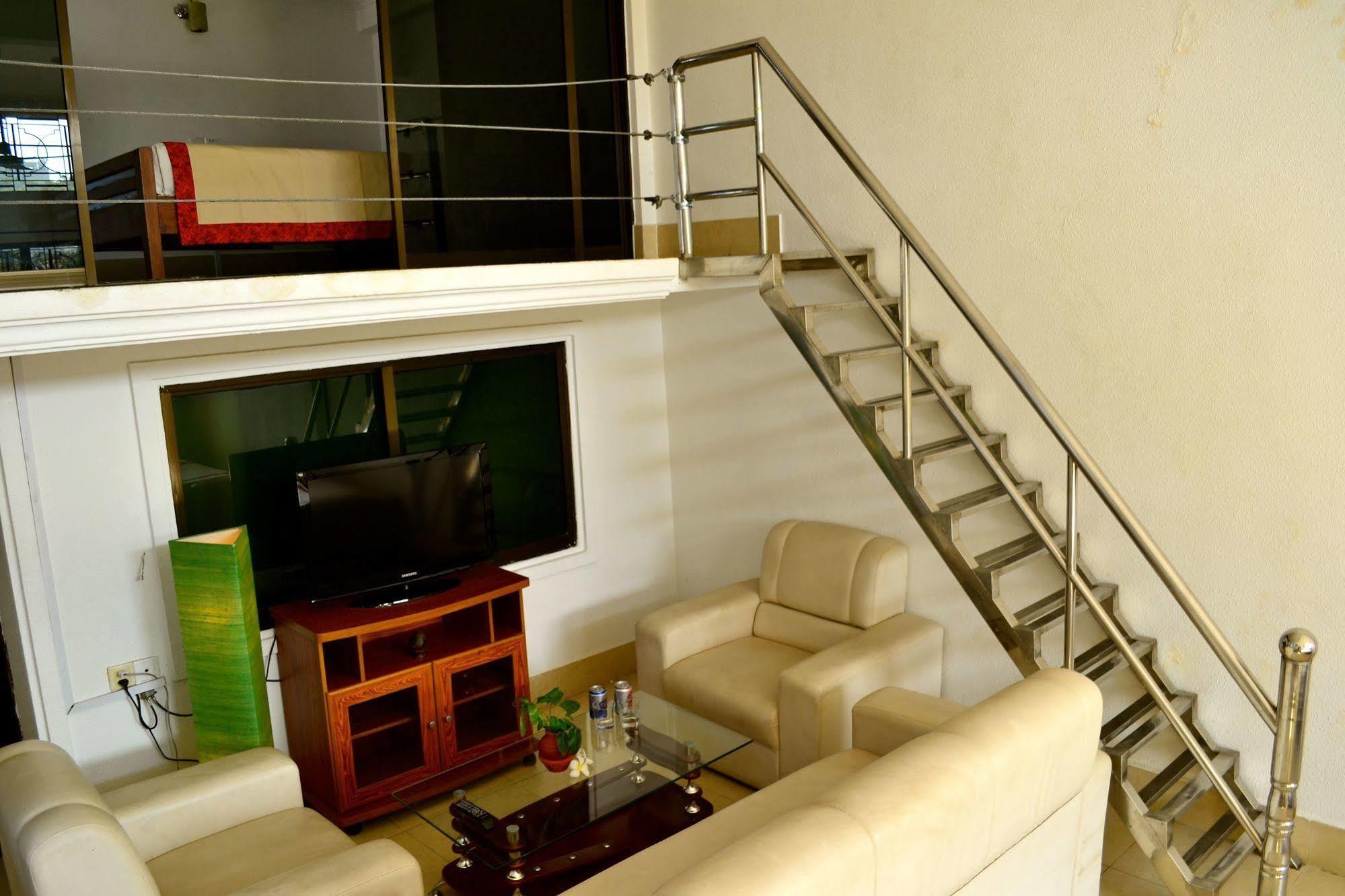 Cyclo Hotel-Bar-Restaurant Phnom Penh Exterior photo