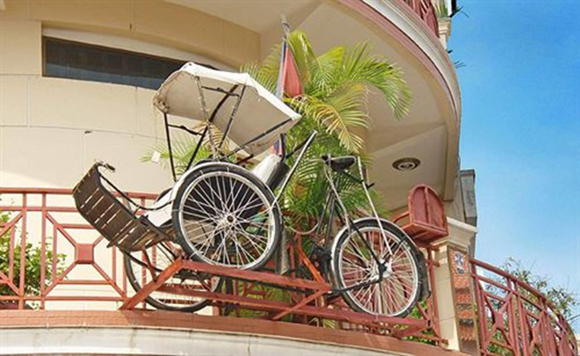 Cyclo Hotel-Bar-Restaurant Phnom Penh Exterior photo